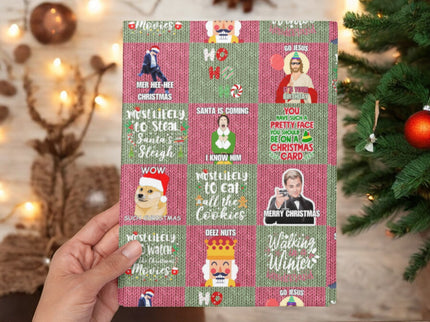 Buntes Geschenkpapier mit humorvollen Weihnachts-Memes, darunter der "Doge" mit Weihnachtsmütze und Sprüchen wie "Must Likely to Steal Santa's Sleigh" und "Mer Hee-Hee Christmas". Im Hintergrund ein Weihnachtsbaum mit Lichtern.