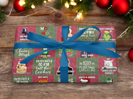 Eingepacktes Geschenk in Meme-Weihnachtspapier mit blauer Schleife. Das Papier zeigt humorvolle Sprüche wie "Merry Christmas" und "Must Likely to Eat All the Cookies". Im Hintergrund Weihnachtsdeko und Lichter.