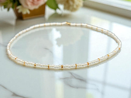 Perlenkette handgemacht – Glasperlen weiß gold – Damen Halskette – Weihnachten Schmuck – Layering Kette – Geschenkidee Accessoire - Sie