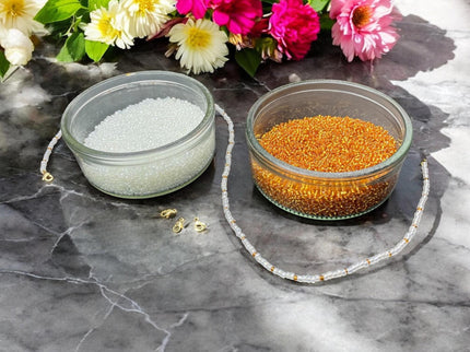 Perlenkette handgemacht – Glasperlen weiß gold – Damen Halskette – Weihnachten Schmuck – Layering Kette – Geschenkidee Accessoire - Sie