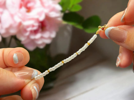 Perlenkette handgemacht – Glasperlen weiß gold – Damen Halskette – Weihnachten Schmuck – Layering Kette – Geschenkidee Accessoire - Sie