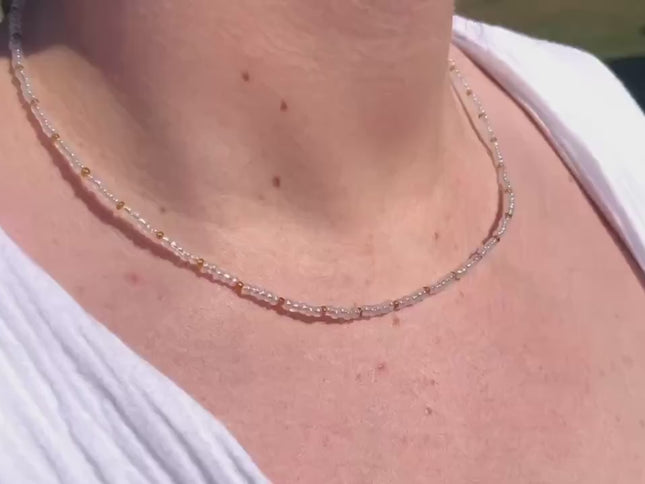 Perlenkette handgemacht – Glasperlen weiß gold – Damen Halskette  – Weihnachten Schmuck – Layering Kette – Geschenkidee Accessoire - Sie